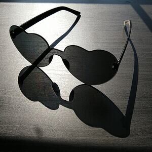 Heart-shaped Sunglasses smoky grey black frameless sturdy plastic, metal hinges